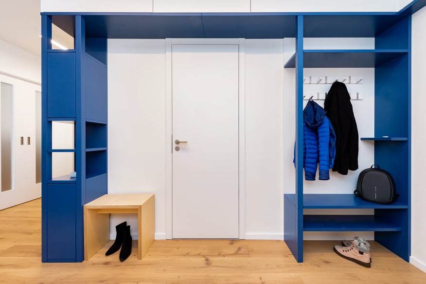 Modrá vestavěná skříň předsíň botník dveře minimalistický design.